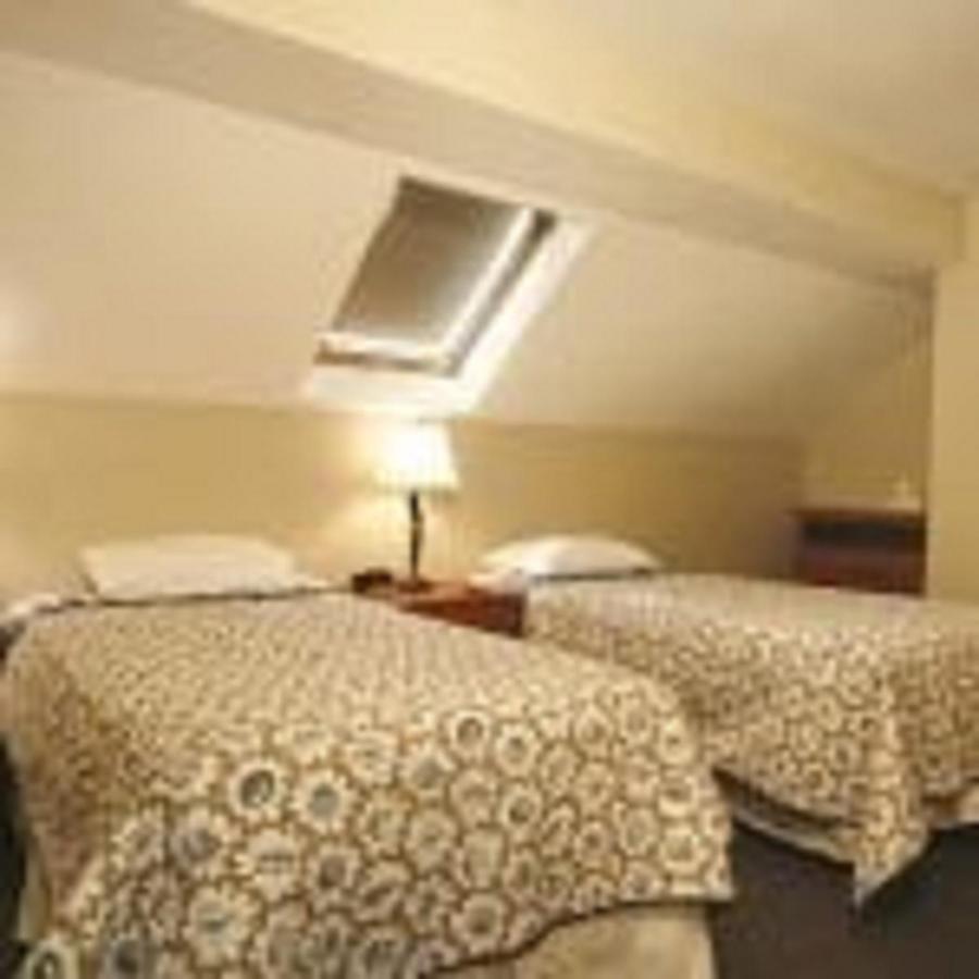 Motel East 2*